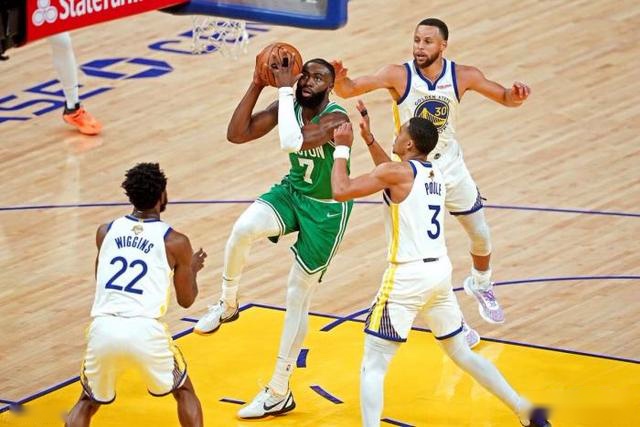 周琦缺阵首钢轻取福建 高诗岩16+12山东胜广州